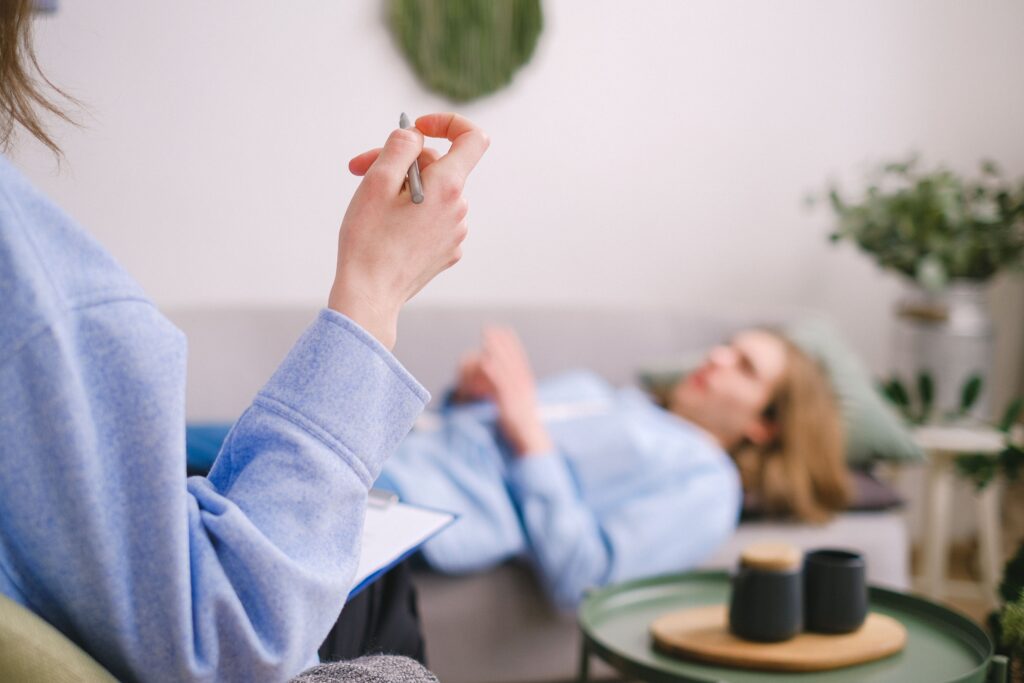 Jasny i przytulny gabinet psychodietetyczny w Koninie z wygodnymi fotelami, tworzący bezpieczną przestrzeń do rozmowy.