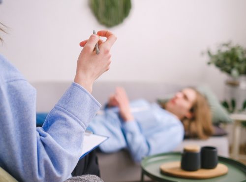 Jasny i przytulny gabinet psychodietetyczny w Koninie z wygodnymi fotelami, tworzący bezpieczną przestrzeń do rozmowy.